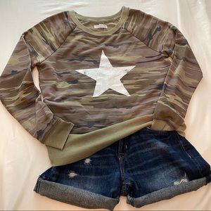Camouflage & Star Light Sweatshirt size Small camo